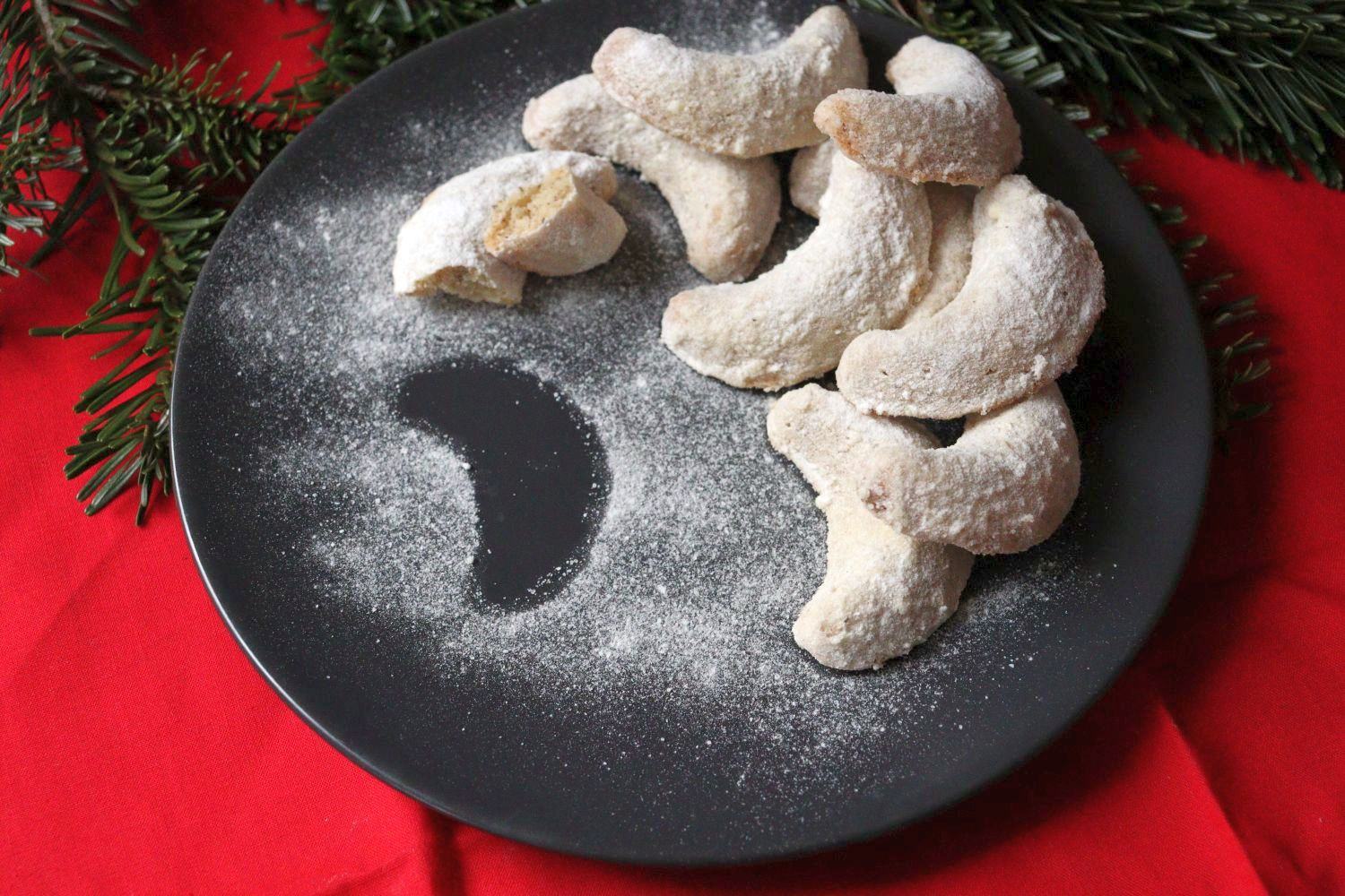 Vanillekipferl - German Vanilla Crescent Cookies - German Christmas Cookies