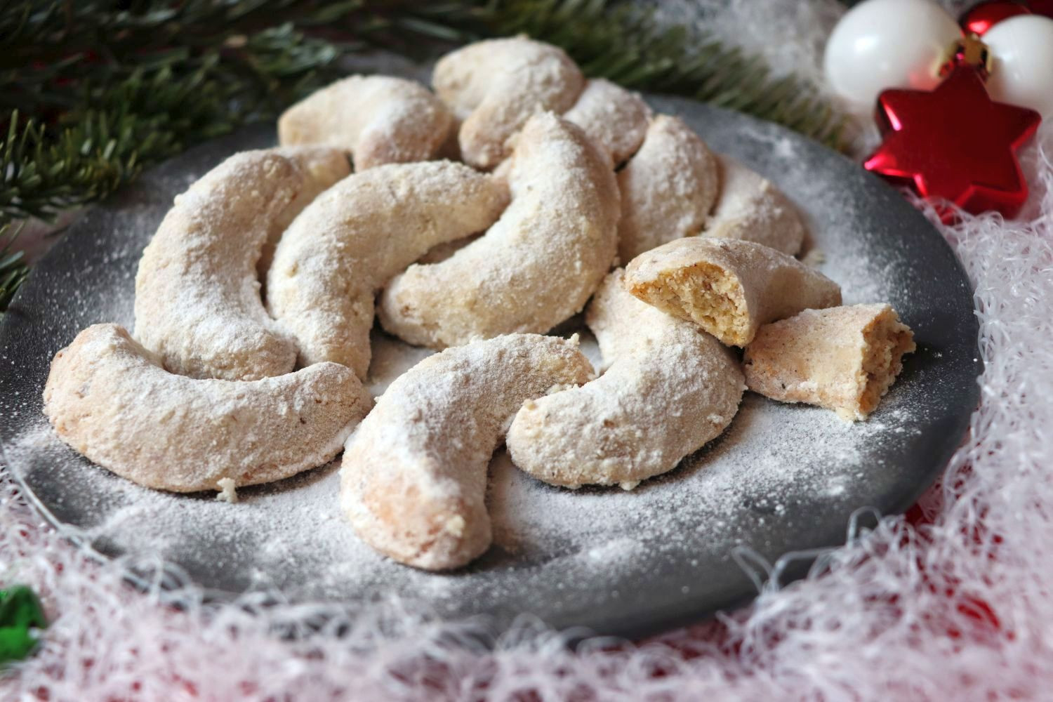 Vanillekipferl - German Vanilla Crescent Cookies which melt in your mouth