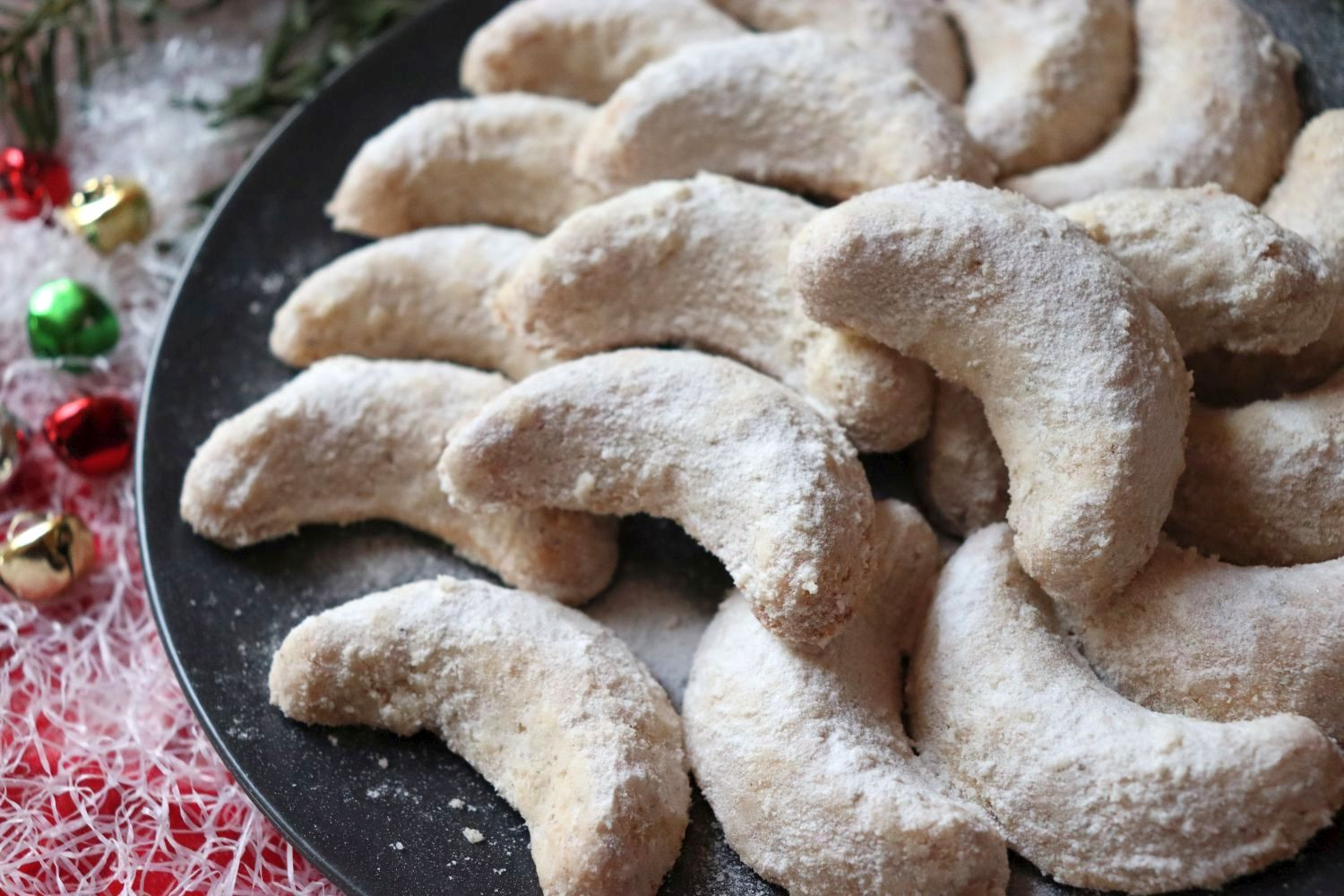 Vanillekipferl - German Vanilla Crescent Cookies - German Christmas Cookies which melt in your mouth