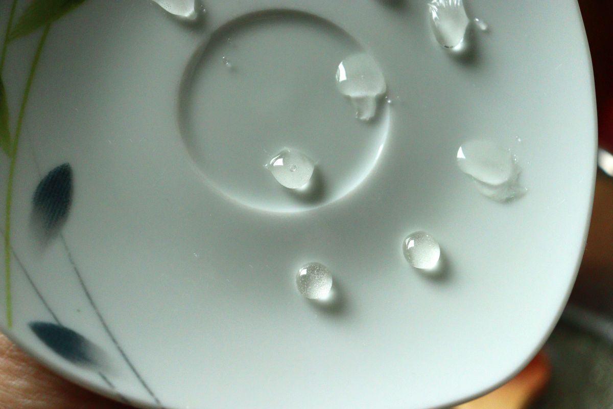 Checking if the syrup is thick enough for elderflower confiture