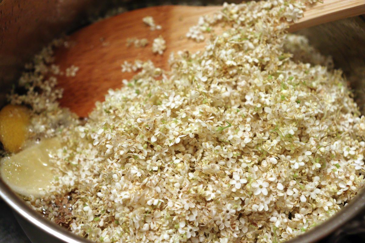 Adding the elderflowers and the slices of lemon/limes in the syrup 