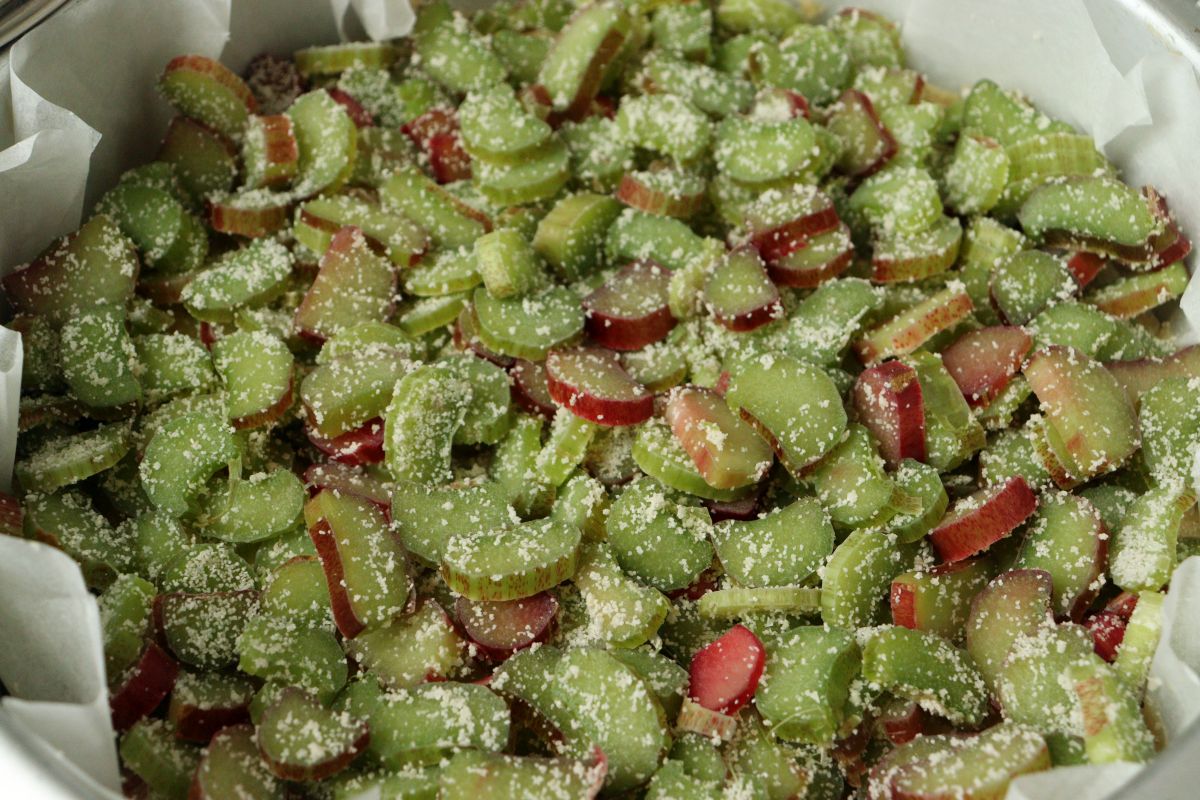 Rhubarb pieces, mixed with semolina or bread crumbs, added on top of a batter for a rhubarb cake