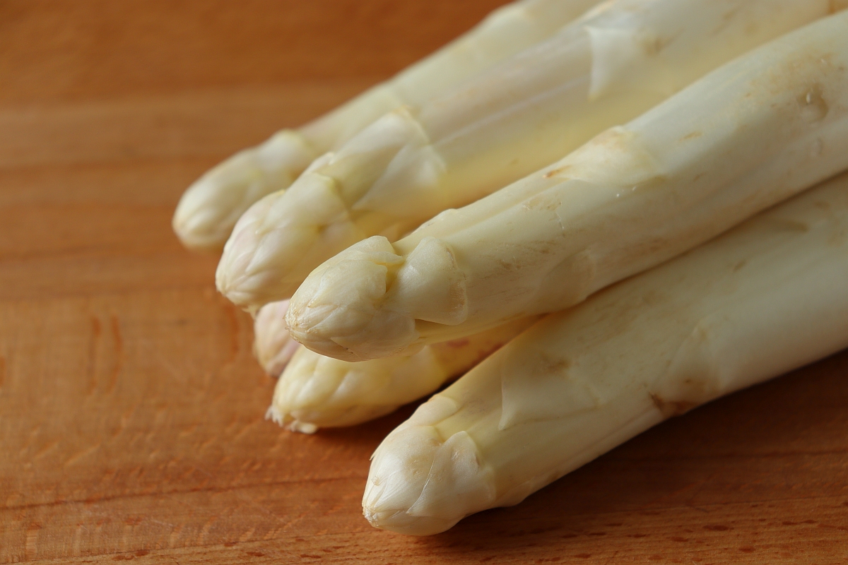 White Asparagus on a wooden chopping board