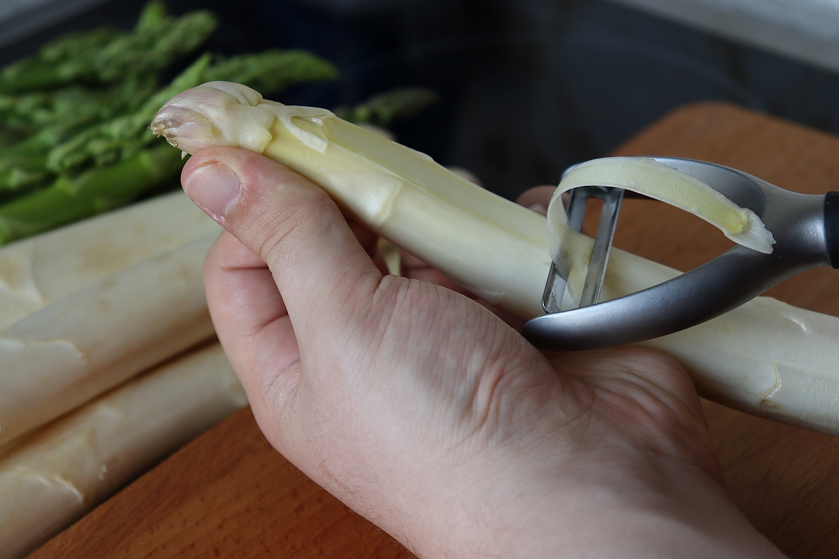 Peeling white asparagus