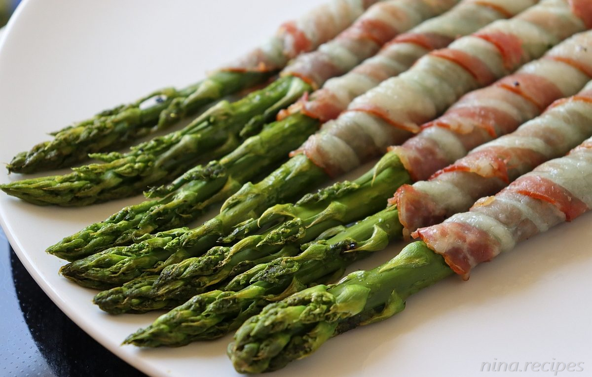 Green Asparagus dressed in bacon, baked in the oven