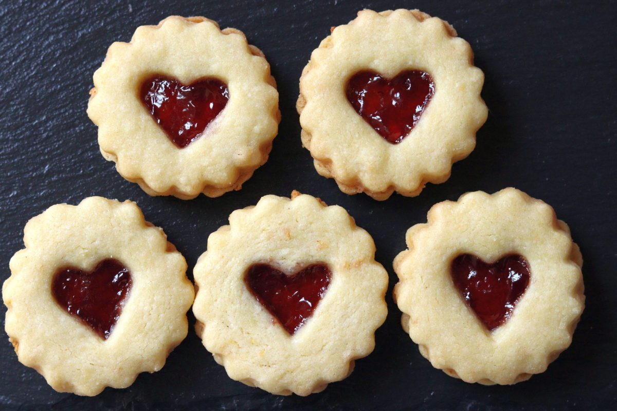 Linzeraugen - Linzer Cookies with cherry jam 