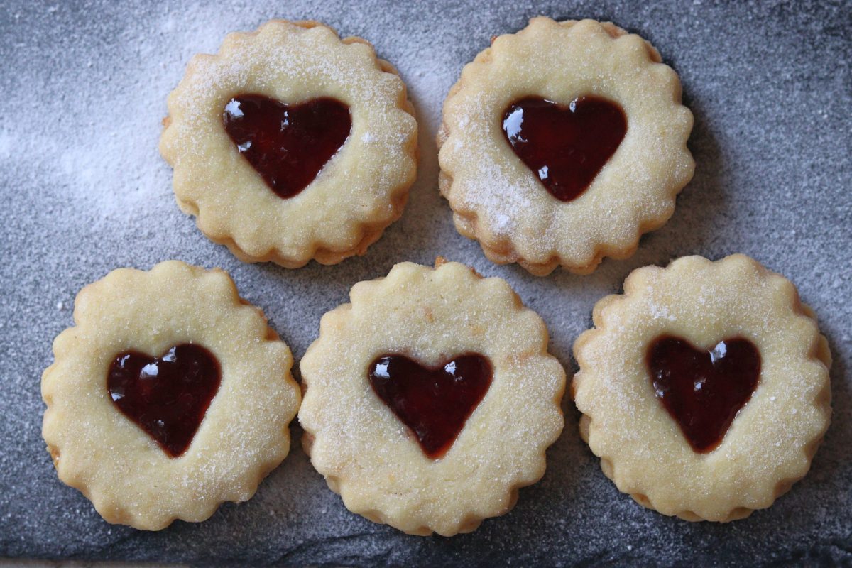 Linzeraugen - Linzer Cookies with cherry jam 