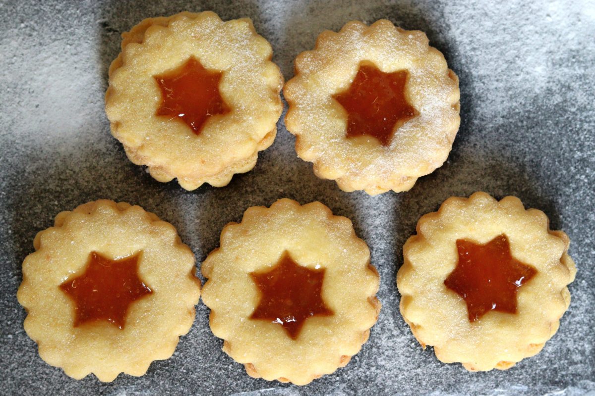 Nina Recipes: Linzeraugen - Linzer Cookies with apricot jam