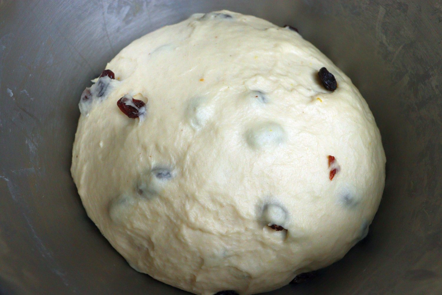 Dreikönigskuchen – Three Kings’ Cake with Raisins: prepared yeast dough with raisins