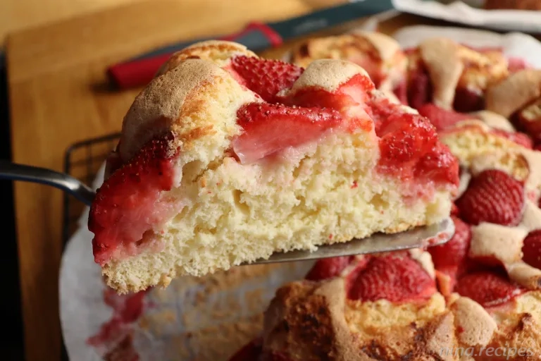 Nina's Recipes - Strawberry Biscuit Cake: delicious sponge cake with fresh strawberries
