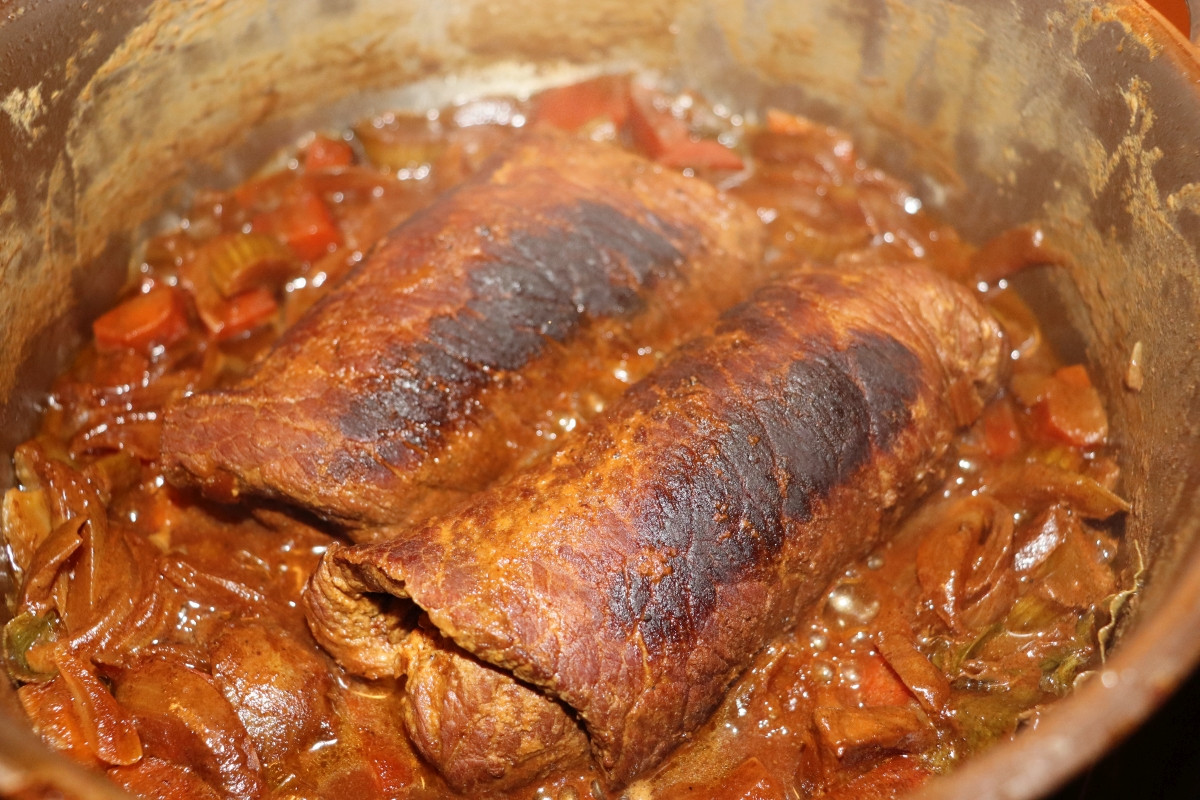 Rinderrouladen - Beef rolls and vegetable in a saucepan